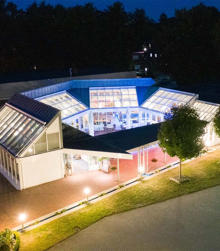 Das Tanzhaus Beyer in Oldenburg aus der Luft bei Nacht.